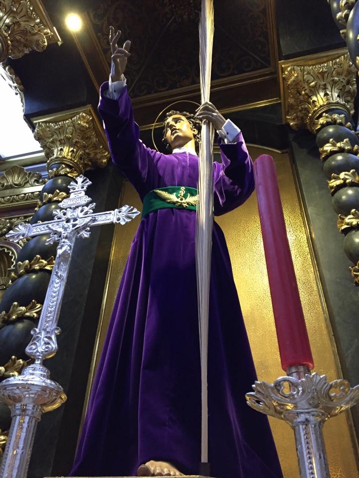 Cada año, San Juan Evangelista viste túnica morada lisa con fajín verde durante la Cuaresma