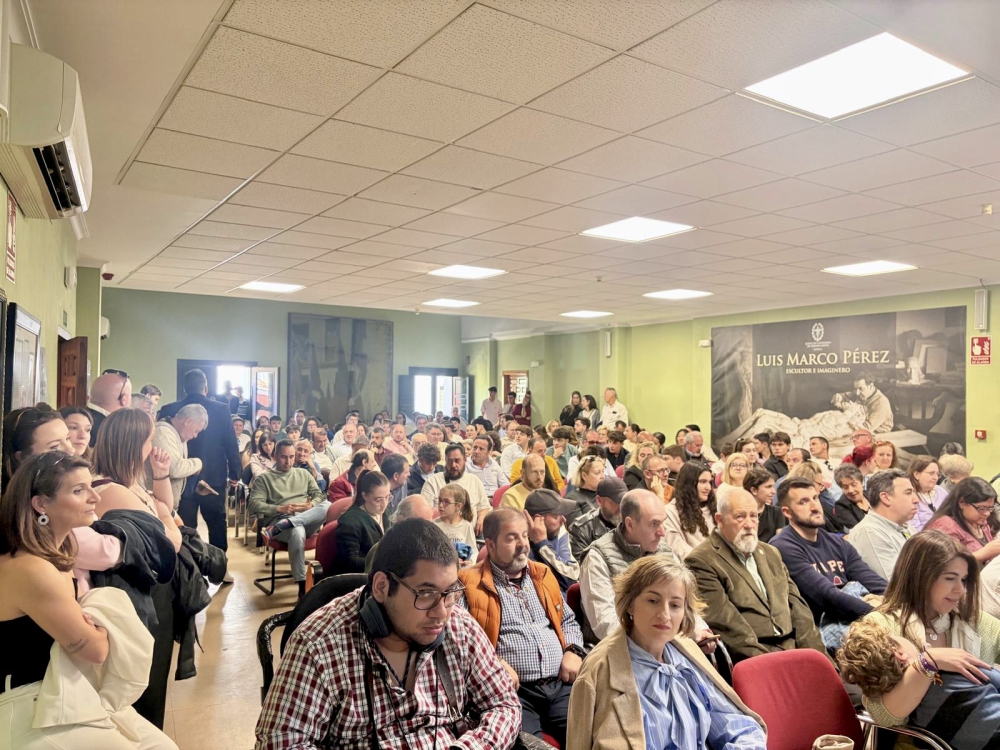 La Hermandad de San Juan Evangelista celebra su Junta General con amplia participación y una exitosa subasta de enseres